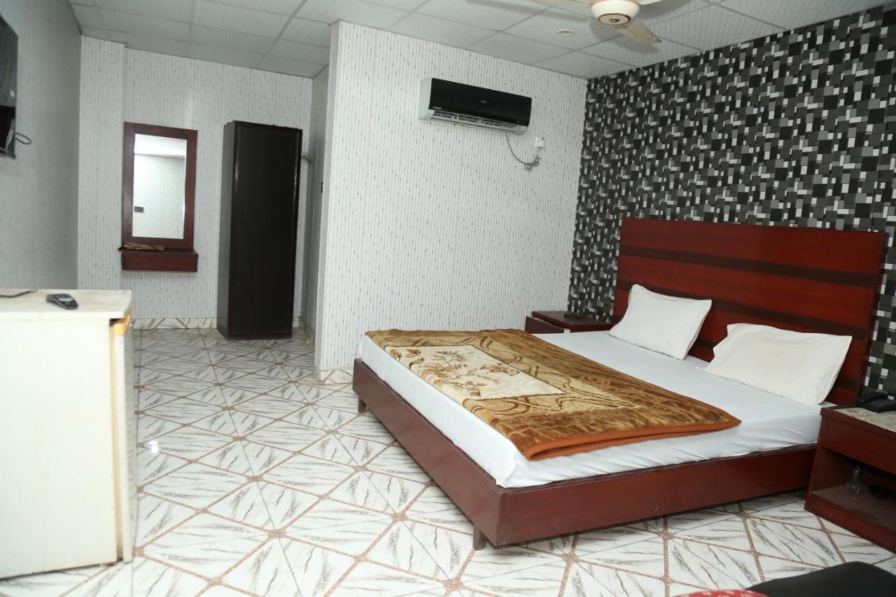 ملتان Hotel Pace Inn المظهر الخارجي الصورة